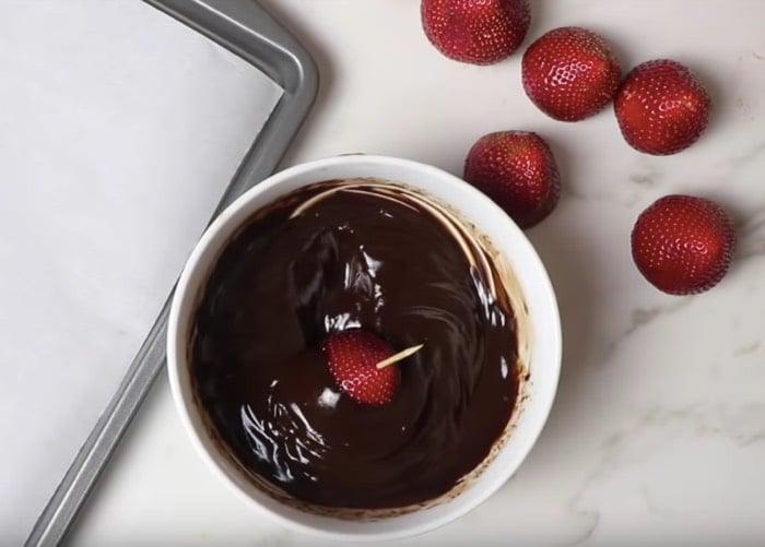 Chocolate Covered Strawberry Cheesecake Recipe