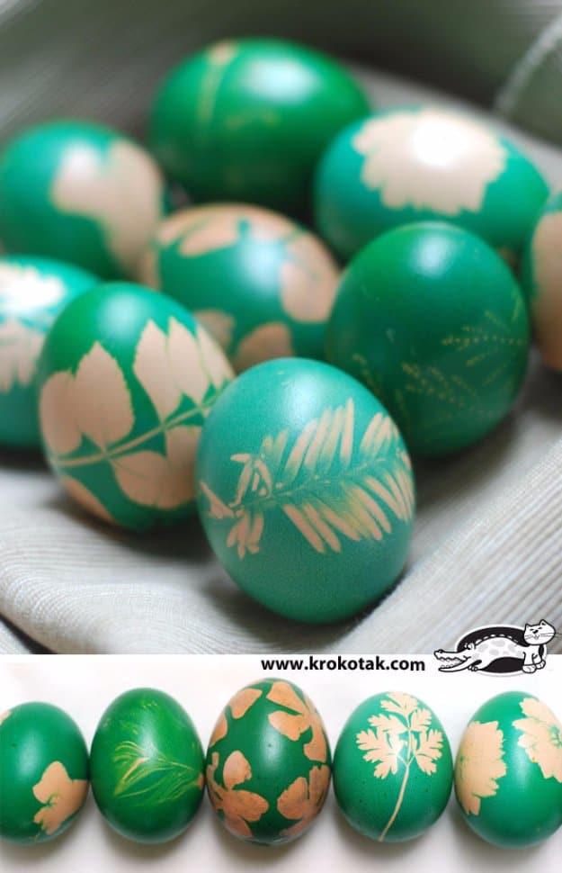 Easter Egg Decorating Ideas - Easter Egg Dyeing with Grass and Flowers - Creative Egg Dye Tutorials and Tips - DIY Easter Egg Projects for Kids and Adults