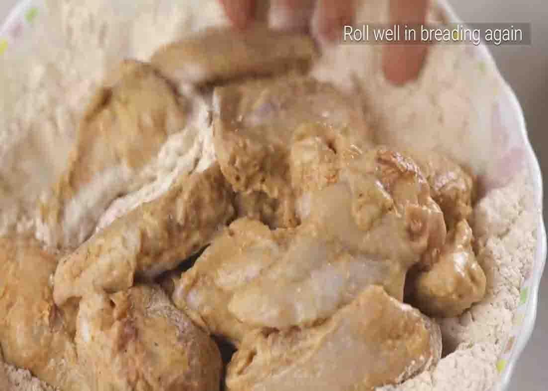 Coating the chicken wings with flour