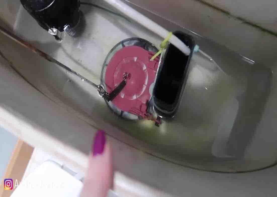 Filling the toilet tank with water again after it was cleaned using citric acid