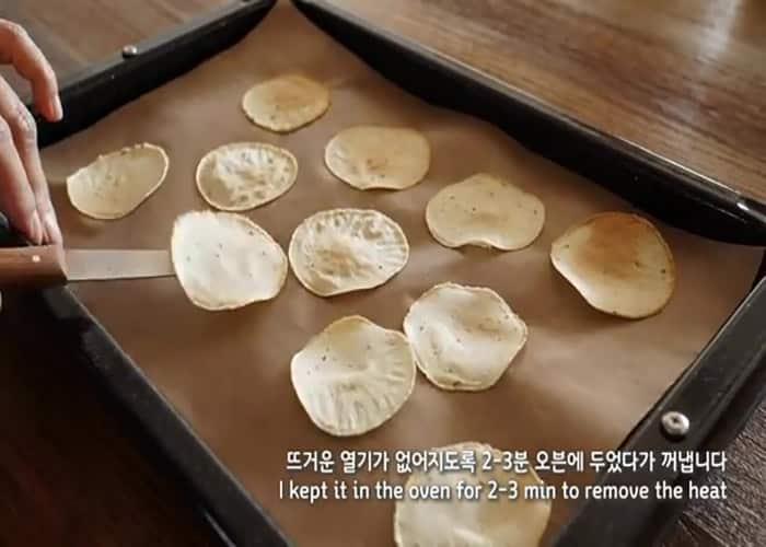 Baking the garlic potato chips
