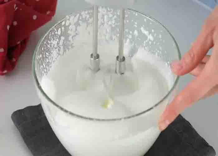 Making the lemon cream dessert