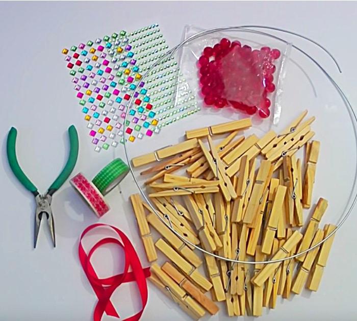 Learn to make a cheap easy quick DIY clothespin wreath for Christmas