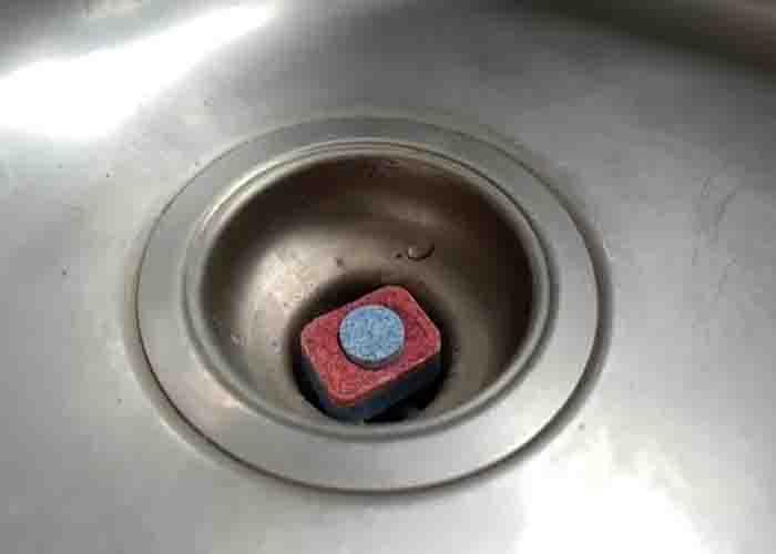 Throwing a dishwashing tablet in the drain