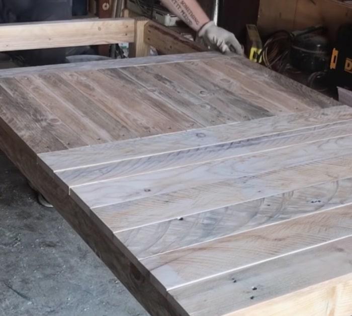Make a DIY table out of recycled upcycled pallets