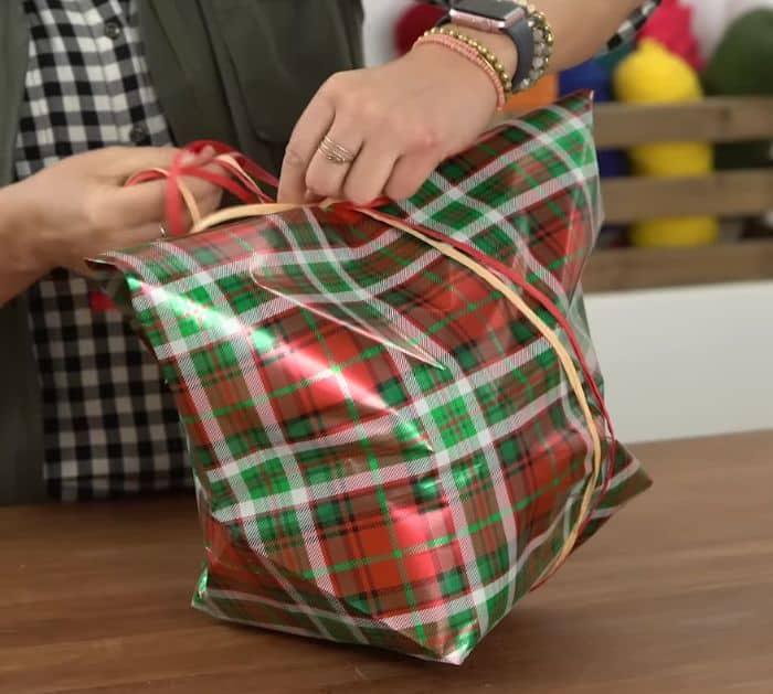 How to Wrap Gifts Easily