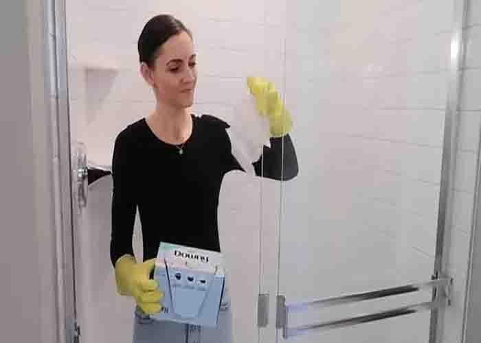 Cleaning the shower door with dryer sheets