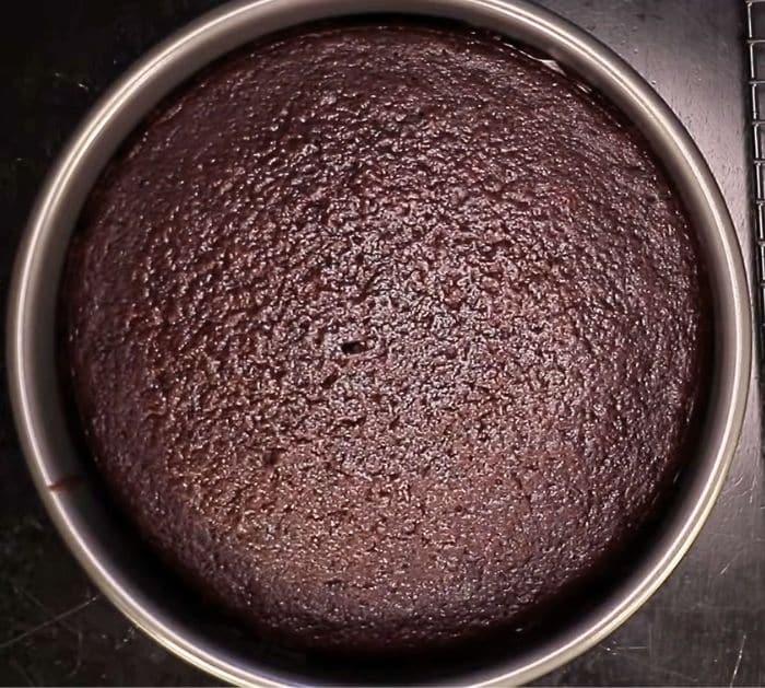 Easy Chocolate Cake with Italian Meringue Recipe