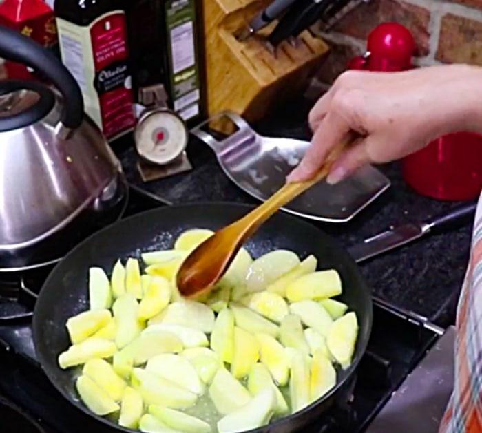 Learn to make a cheap easy quick dessert of Copycat Cracker Barrel Fried Apples for dinner tonight