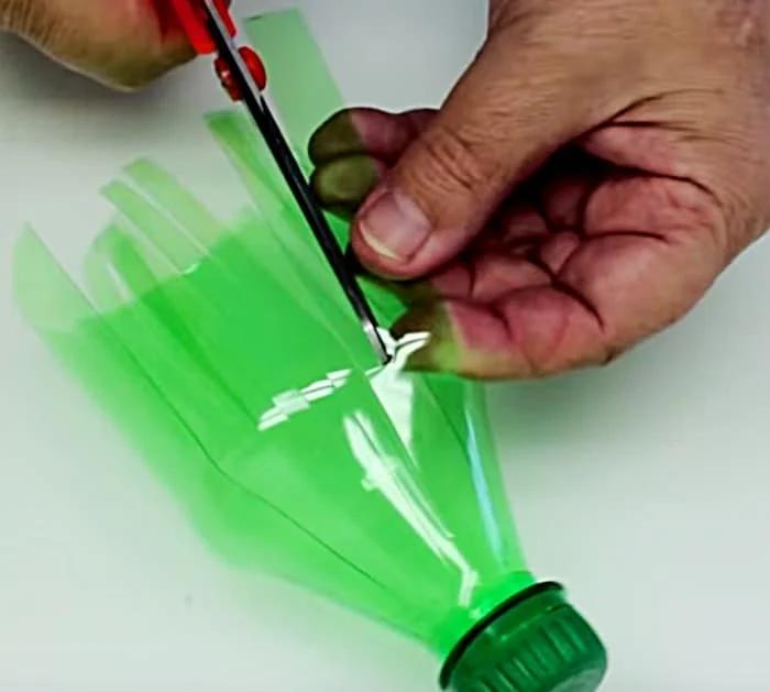 Learn this cheap Sprite bottle Christmas Tree Luminary from this great DIY tutorial