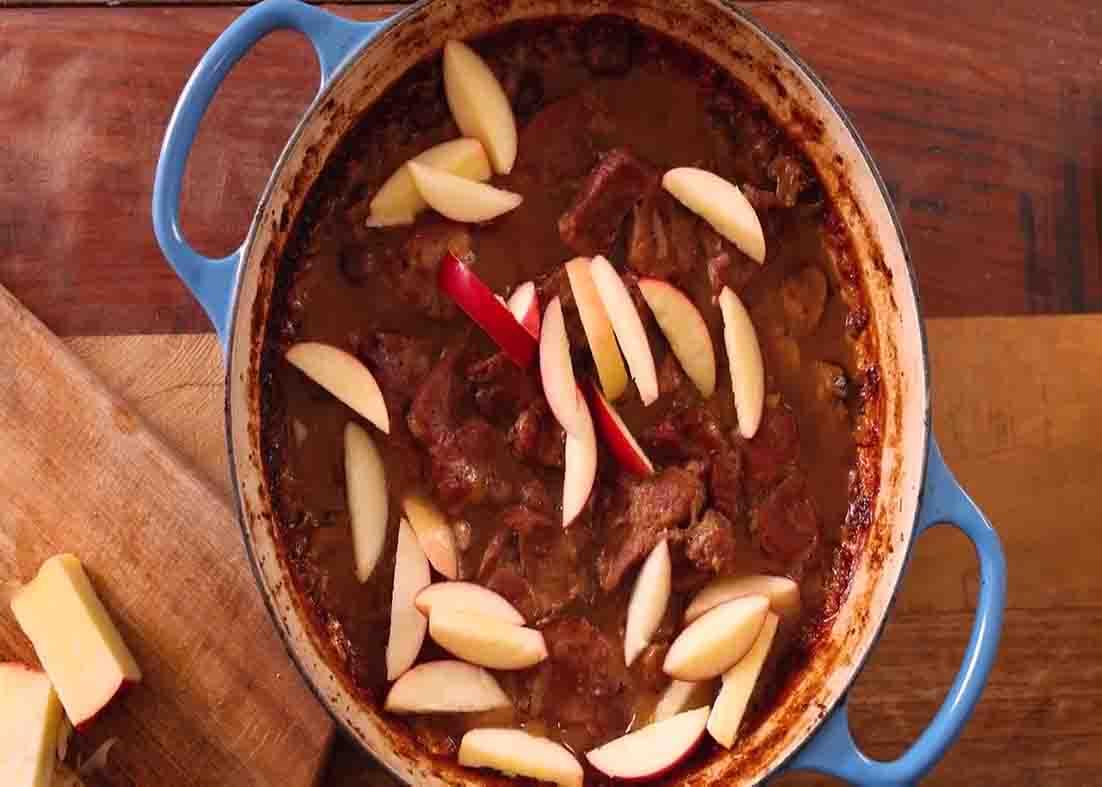 Putting the slice apples to the casserole