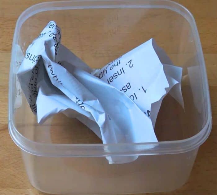 What You Need to Remove Odors From Plastic Containers