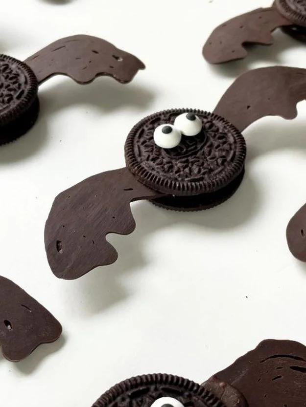 Homemade Halloween treat, simple make-ahead option and easy recipe inspiration, featuring Halloween oreo bats