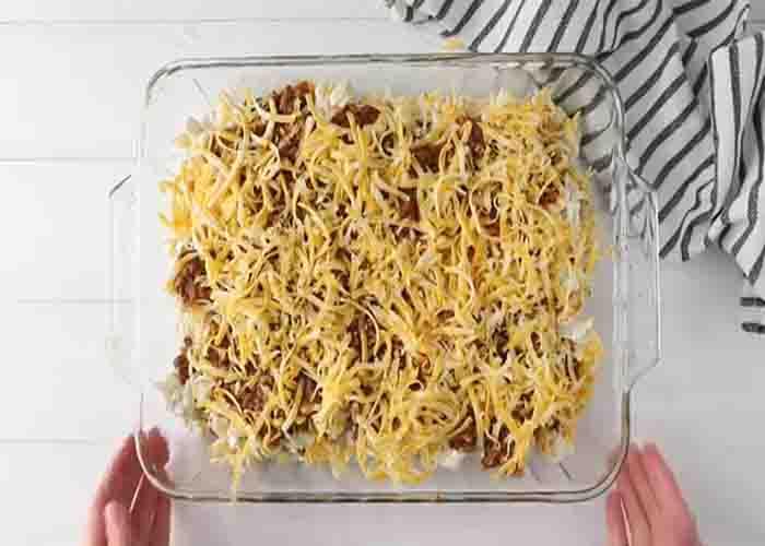Layering the sour cream noodle bake casserole