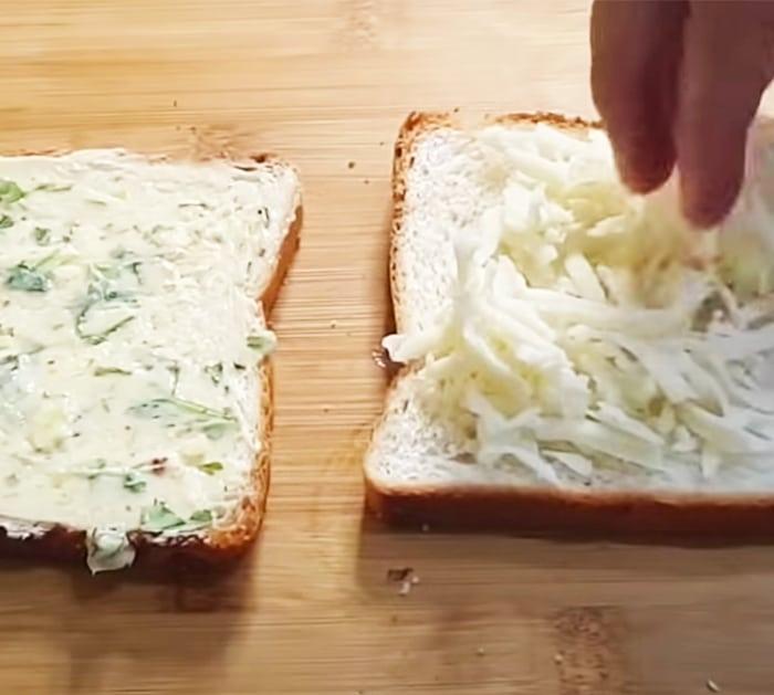 Copycat Domino's Style Cheesy Garlic Bread With Cheese Dip Recipe | Copycat Recipes