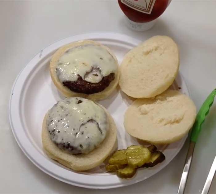 Make Cheeseburgers With Air-Fryer - Cheeseburgers