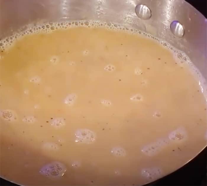 Use 5 Ingredients To Make Thanksgiving Gravy - Turkey Gravy - Mashed Potatoes And Gravy