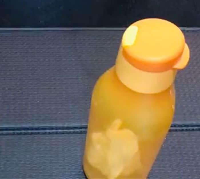 How to Remove Odor From Plastic Bottles