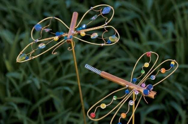 Dragonfly DIY Yard Art, a pretty accent piece for any garden bed and an easy weekend project for the yard