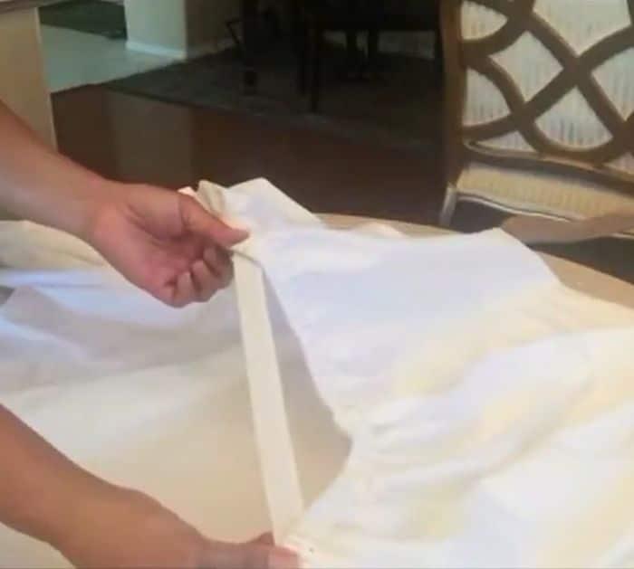 How to Tighten a Loose Bed Sheet