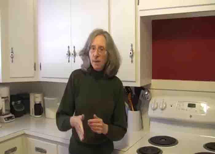 Removing grease from plastic container with baking soda and hot water