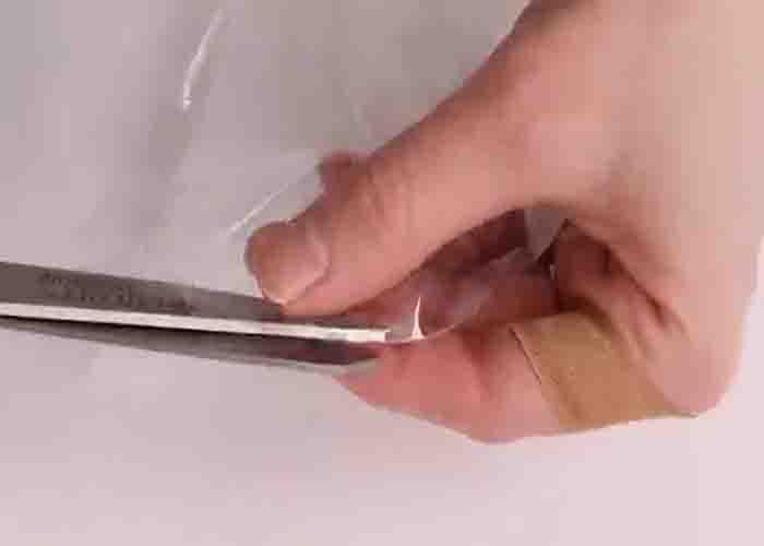Cutting the top of the bubble balloon