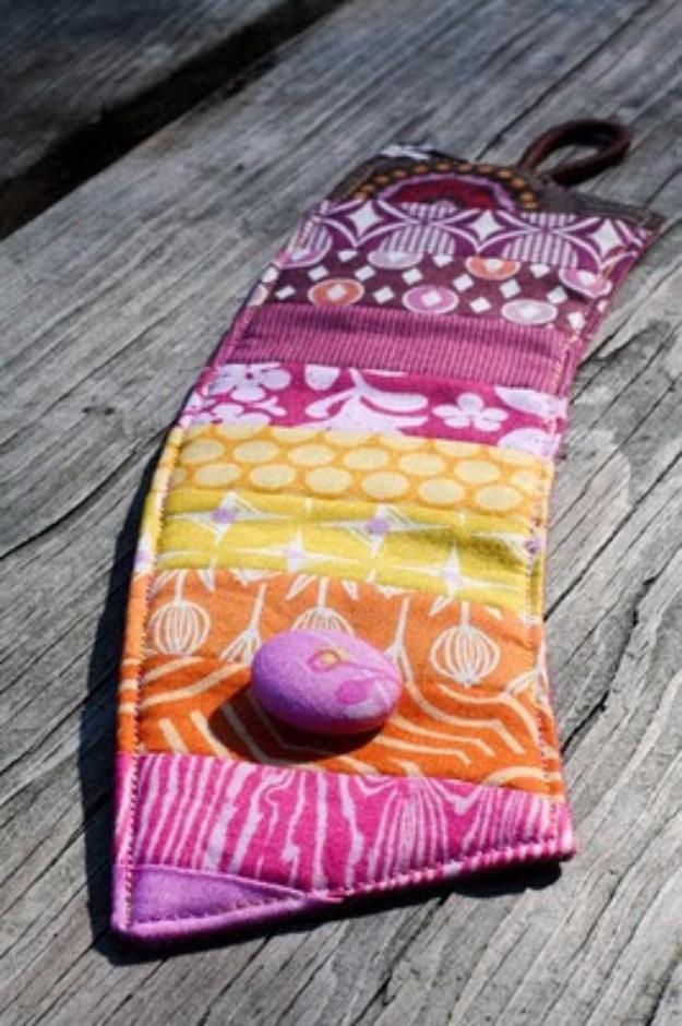 Best Quilting Projects for DIY Gifts - Quilted Coffee Sleeve - Things You Can Quilt and Sew for Friends, Family and Christmas Gift Ideas - Easy and Quick Quilting Patterns for Pres