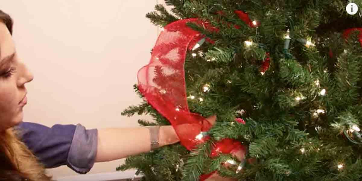 If You Are Wondering How The Professionals Put Ribbon On A Tree Watch How She Does This!