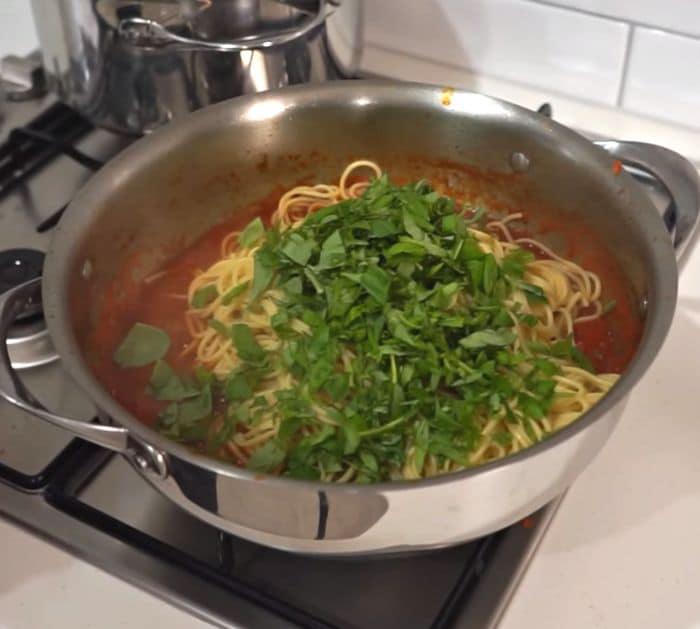Cheap and Easy Tomato and Basil Pasta Ingredients
