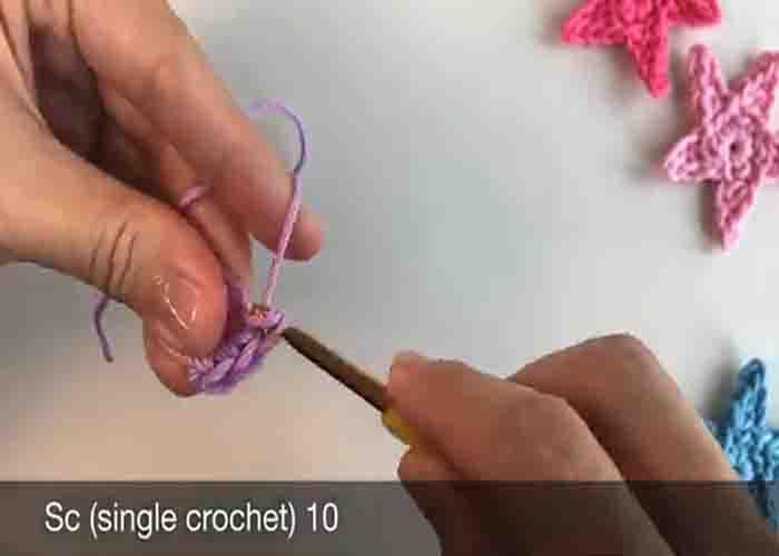 Making ten single crochet to make a little star