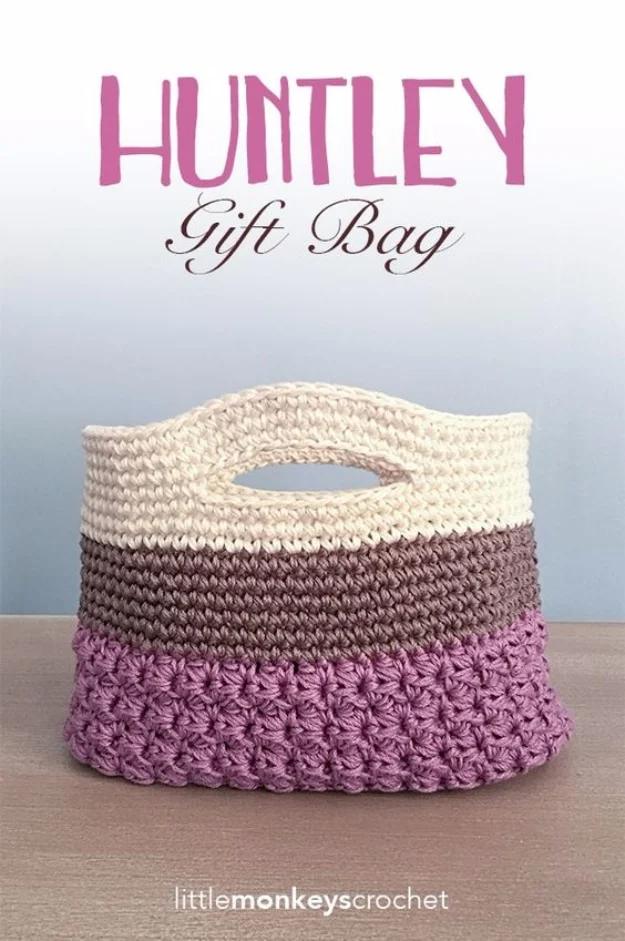 Crochet gift bag with straight sides and pockets, a simple sack pattern for a handmade present for the whole family