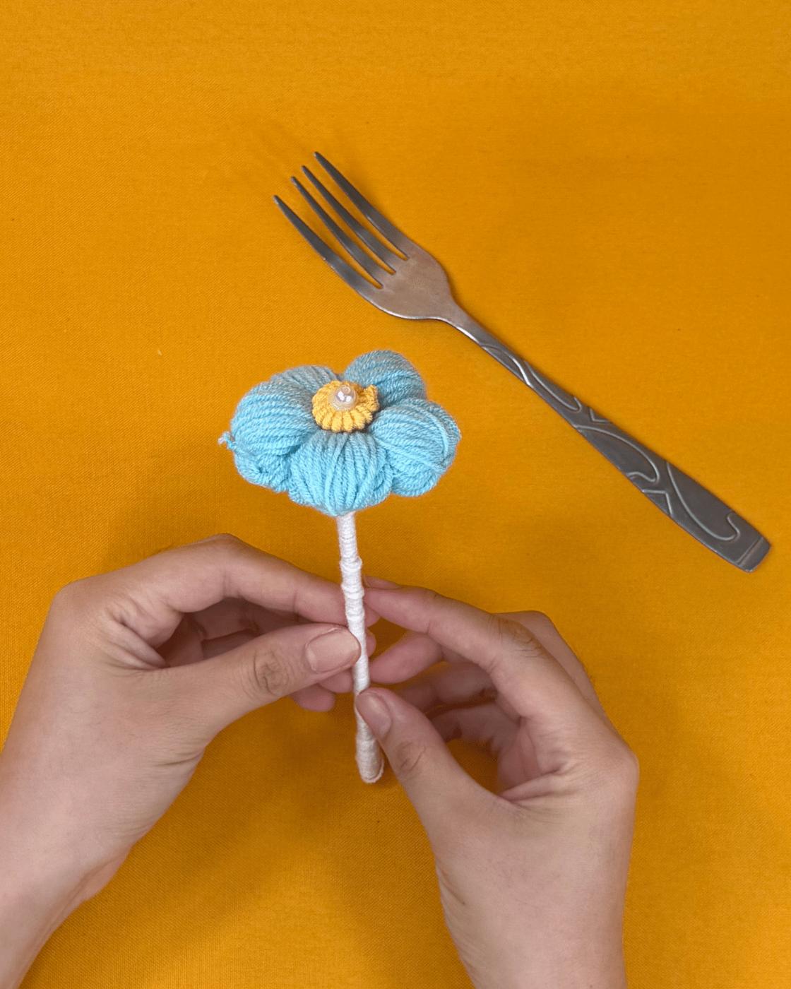 Easy Flowers Using Yarn — how to make diy yarn flowers