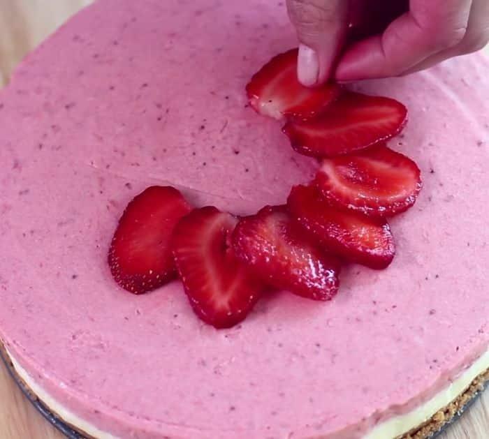 How To Make A Strawberry Mousse Cake