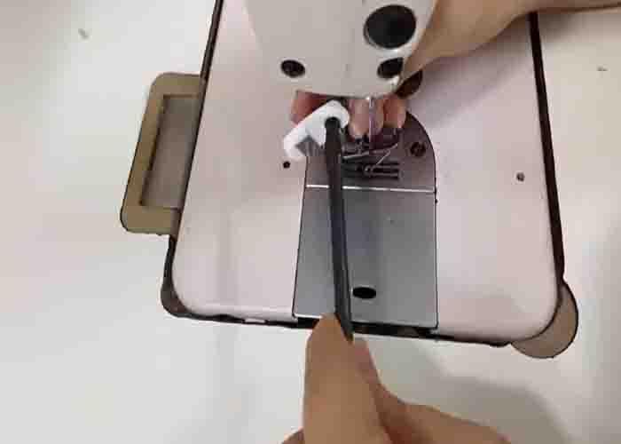 Attaching the cutter part of the dental floss to the pressor foot