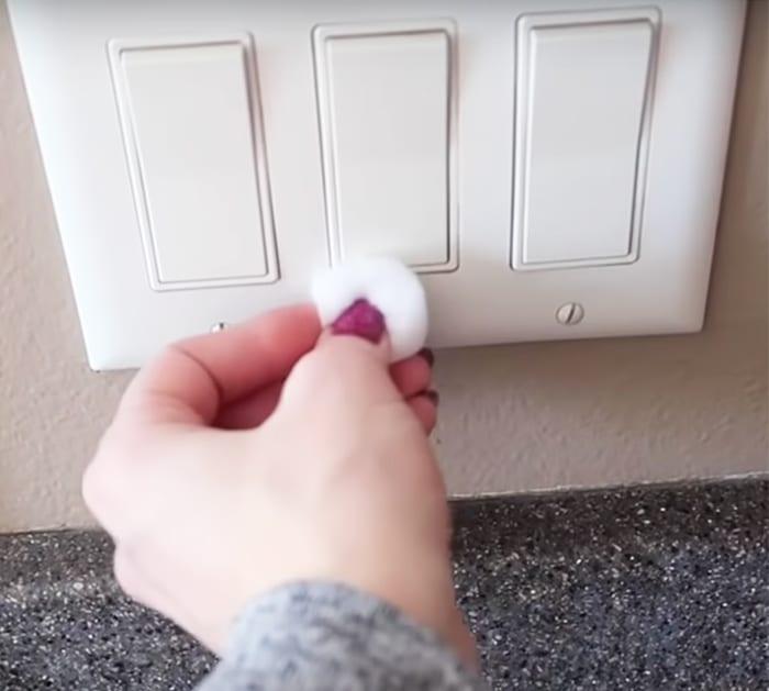 genius cleaning tricks for your bathroom- easy cleaning tips to clean your room -home cleaning made easy - diy lazy cleaning hacks.
