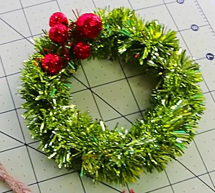 Make mini DIY wreath ornaments from Mason Jar Lids Dollar General