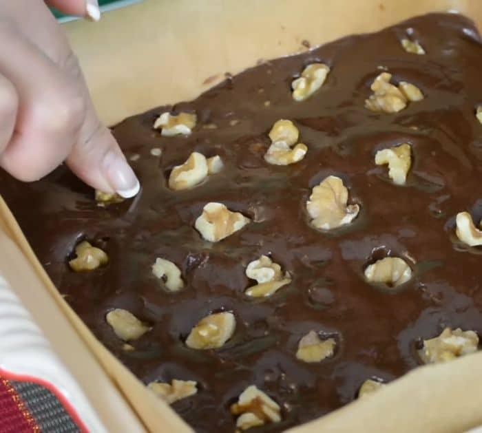 How to Make Chocolate Fudge With Walnuts