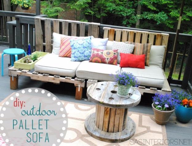 DIY Outdoor Pallet Sofa, an idea worth saving for later and a creative way to give an old piece new life
