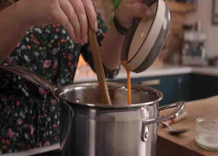 Adding the whisked eggs to the chicken and sweetcorn soup