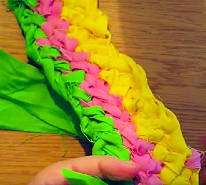 Learn to make a DIY no sew rag rug