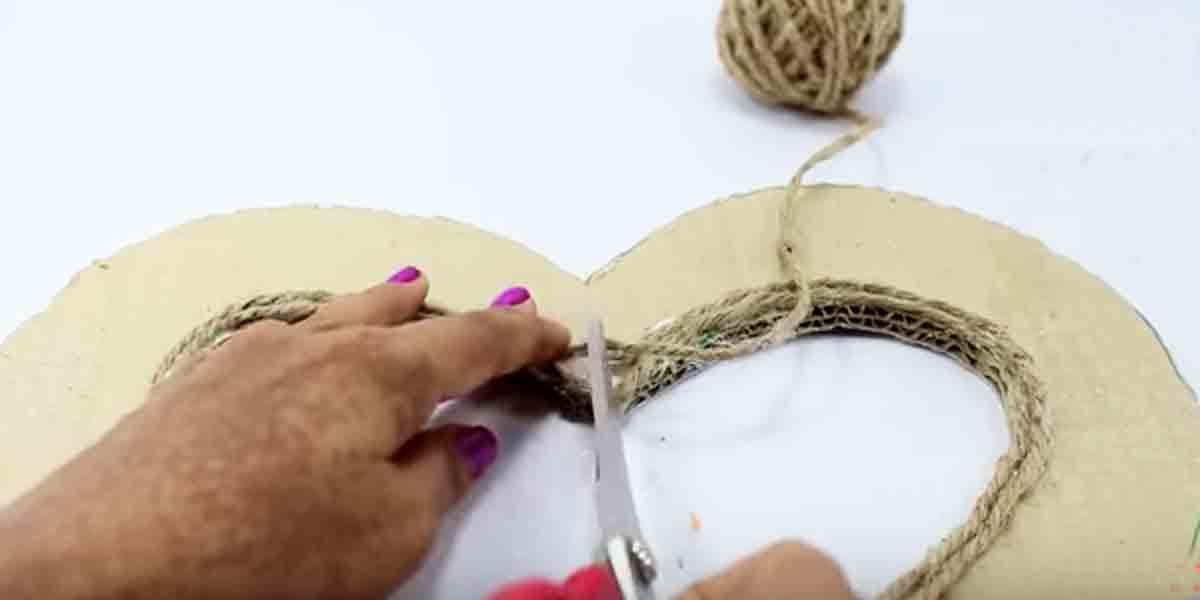 Watch How Easily She Makes These 5 Cool Decor Pieces Out Of Jute!