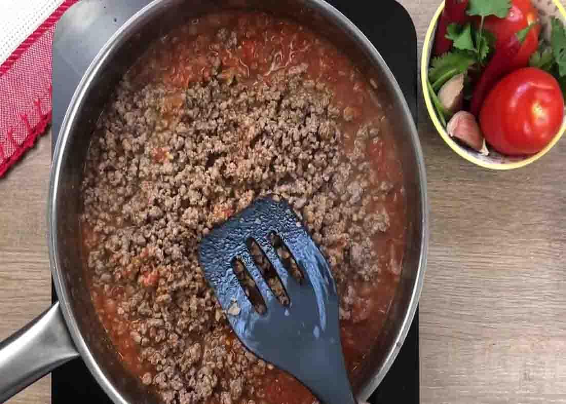 Cooking the one-pot chili con carne