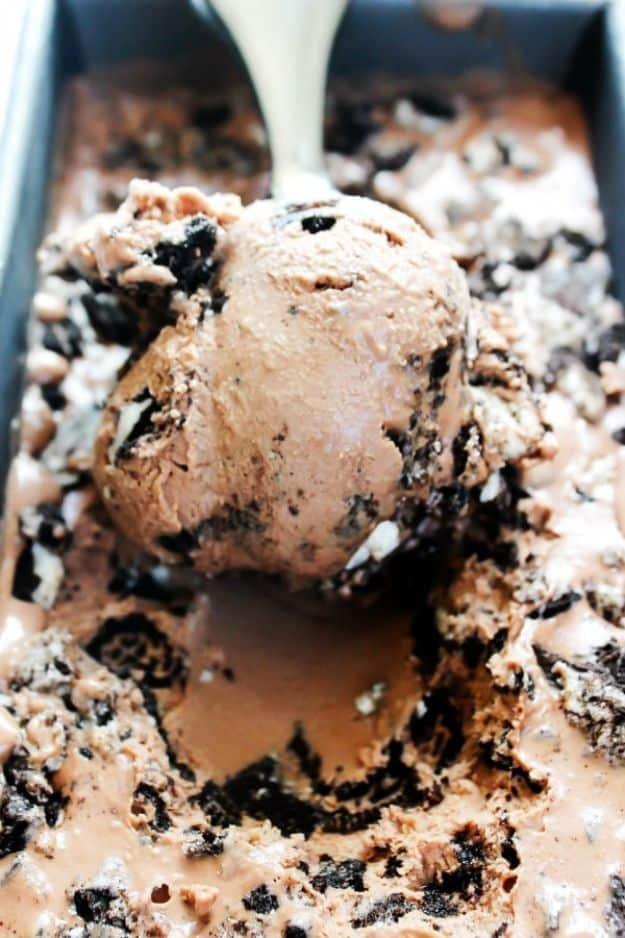 Cookies and cream Nutella ice cream with crumbled Oreo pieces in a dish, a no machine frozen dessert recipe