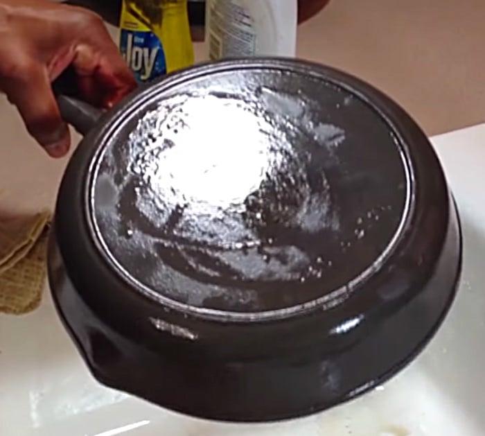 How to clean season and maintain a cast-iron skillet with Crisco