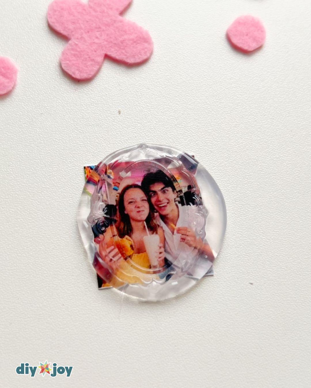 Easy Mini Hot Glue Photo Frame Magnets — diy picture frame