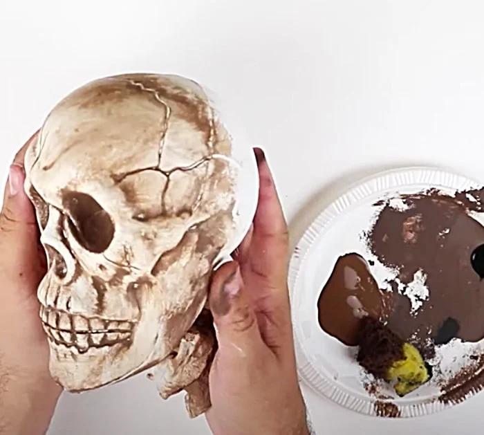 DIY Skull Chandelier - How To make Halloween Decor - DIY Halloween Decor