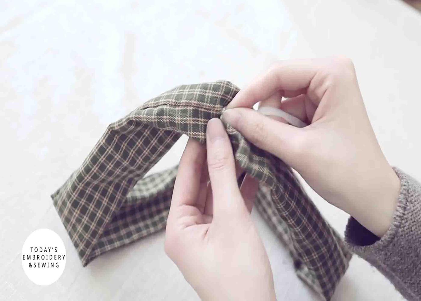 Putting elastic band into the scrunchie