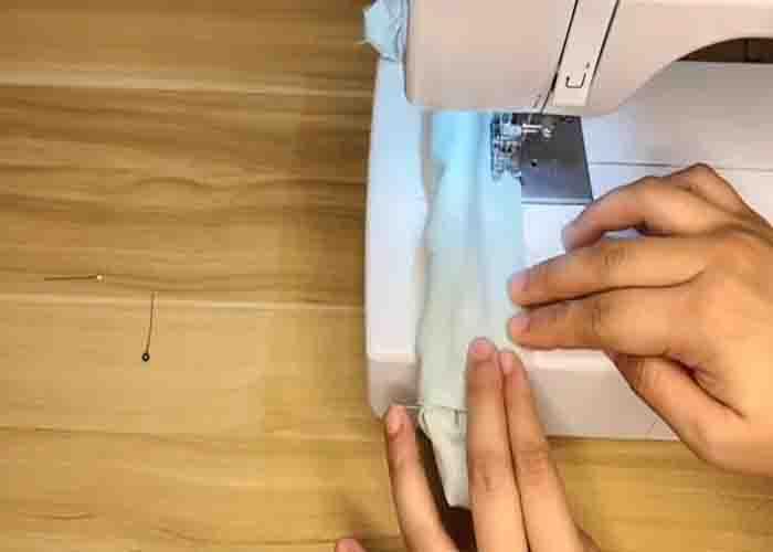 Sewing the scrunchie with zipper
