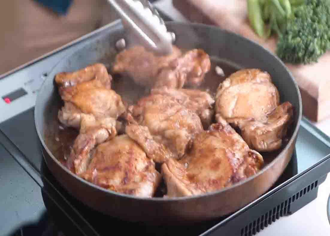 Cooking the chicken on its marinade