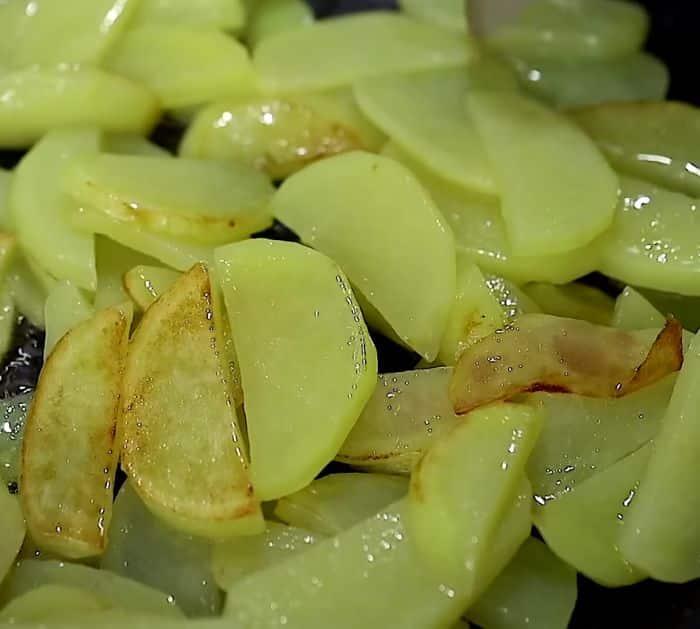 Easy To Make Stir-Fried Potatoes and Mushrooms